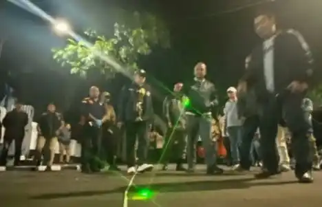 Kapolda Jawa Barat, Irjen Pol Rudi Setiawan saat memimpin langsung olah tempat kejadian perkara (TKP) pasca insiden kericuhan yang terjadi saat 'Pesta Rakyat' yang digelar dalam rangkaian acara pernikahan Maula Akbar Putra anak Gubernur Jabar Dedi Mulyadi dengan Wakil Bupati Garut Luthfianisa Putri Karlina di halaman Pendopo Kabupaten Garut. (Foto: Ist)