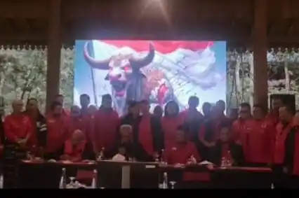 Ketua Bidang Kehormatan PDI Perjuangan Komarudin Watubun dan jajaran Pengurus DPP PDIP menyampaikan keterangan melalui video pada Senin (16/12/2024).
