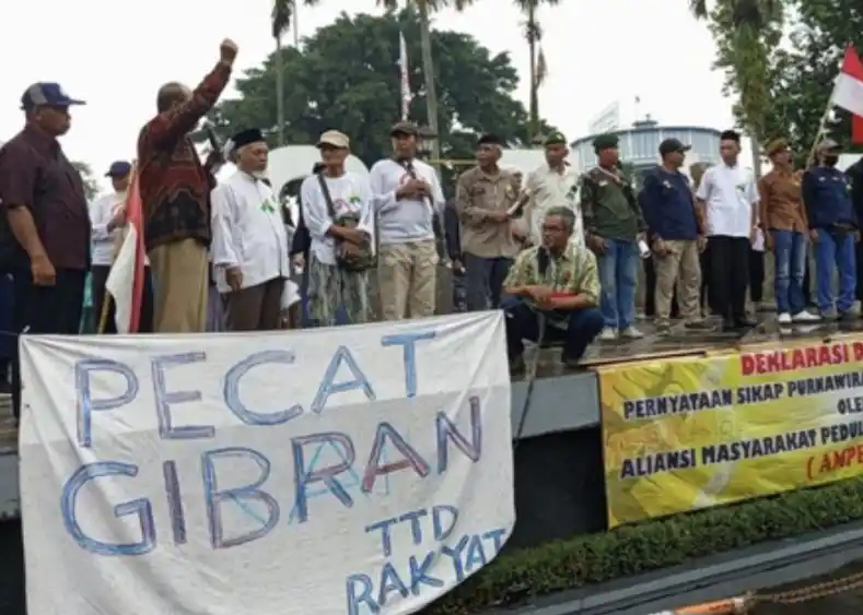 Massa dari Aliansi Masyarakat Peduli Bangsa Magelang Raya (Ampera) melakukan aksi damai di Alun-Alun Kota Magelang, Jumat (2/5/2025).