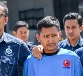 Petugas Kepolisian menggiring tersangka kasus pembunuhan Pegi Setiawan untuk dihadirkan pada konferensi pers yang digelar di Gedung Ditreskrimum Polda Jabar, Bandung, Jawa Barat, Minggu (26/5/2024).