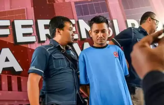 Pegi Setiawan (tengah) dihadirkan pada konferensi pers yang digelar di Gedung Ditreskrimum Polda Jabar, Bandung, Jawa Barat, Minggu (26/5/2024).