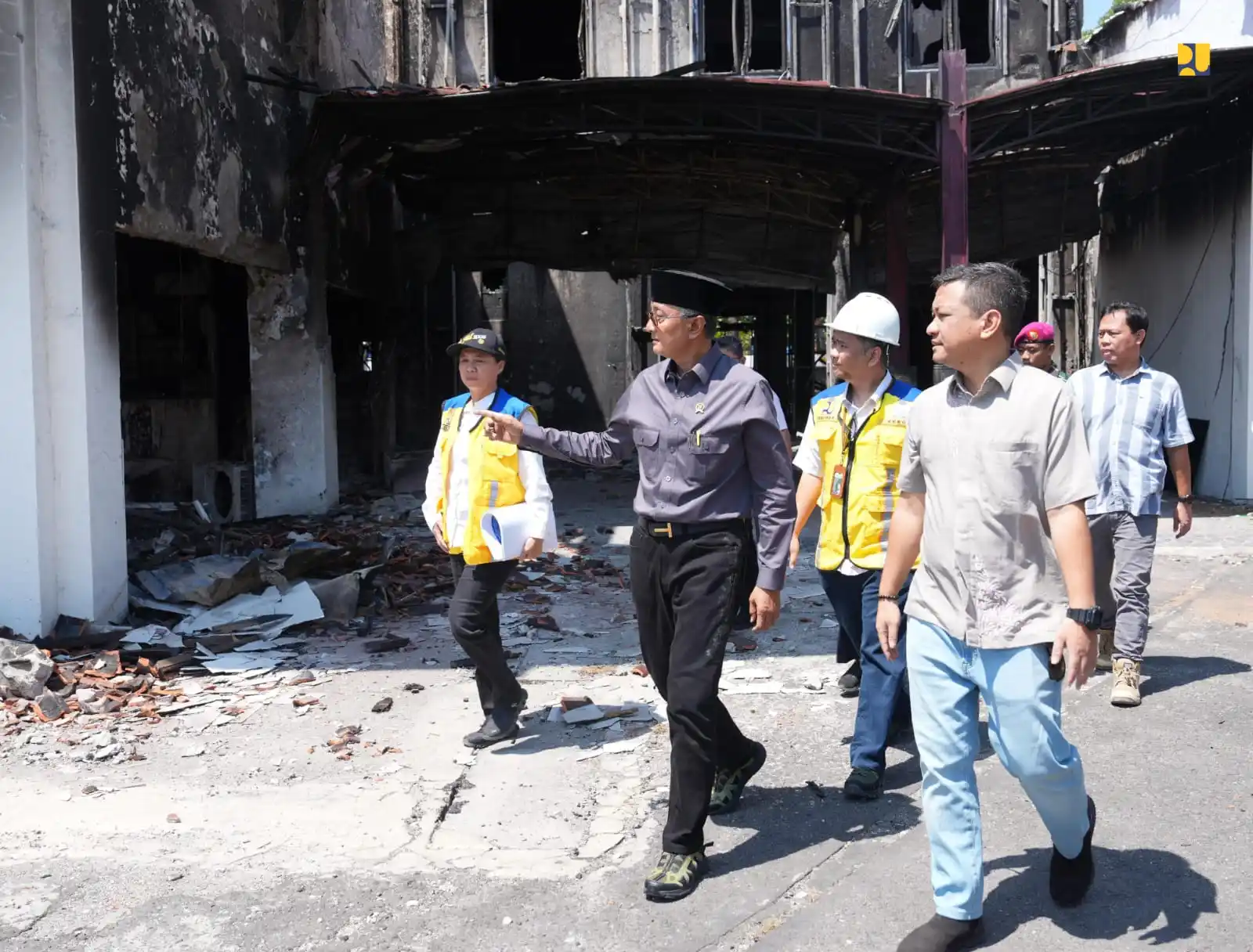 Menteri Pekerjaan Umum Dody Hanggodo meninjau infrastruktur yang rusak akibat demo di Pekalongan, Minggu (7/9). (Foto: dok/MI/PU)