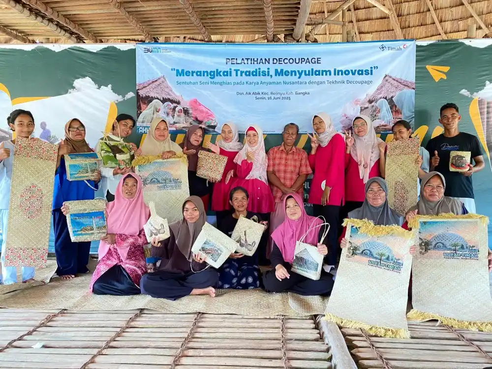 PT Timah menggelar pelatihan decoupage di Kampung Adat Gebong Memarong, Dusun Air Abik, Desa Gunung Muda, Kabupaten Bangka [Foto: Doc. PT Timah]