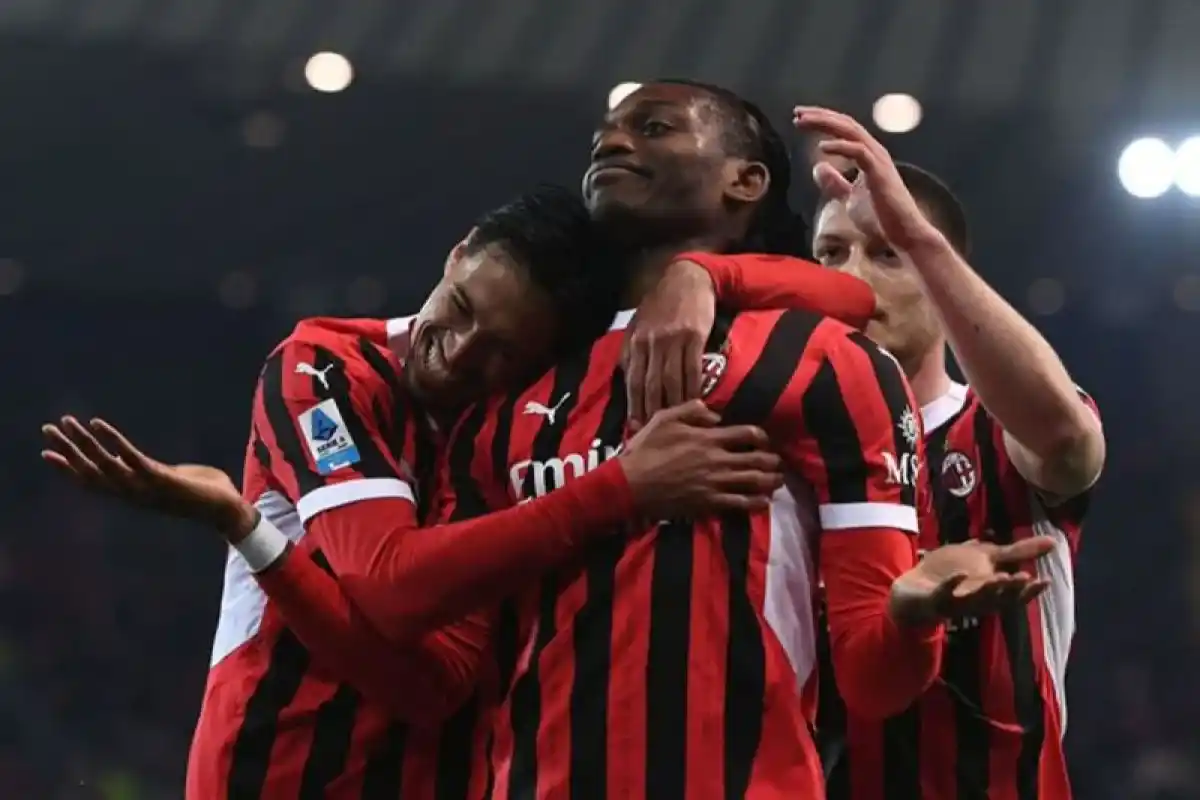 Pemain AC Milan asal Portugal Rafael Leao (tengah) berselebrasi setelah sukses mencetak gol ke gawang Udinese dalam laga pembuka pekan ke-32 Serie A 2024/24 di Stadion San Siro pada Sabtu (12/4/2025). [Foto: X/@SerieA_EN]