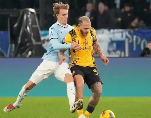 Pemain Inter Milan duel bersama pemain Lazio, Inter Milan Lumat Lazio 6-0 di Seri A 2024/2025 (Foto: Istimewa)