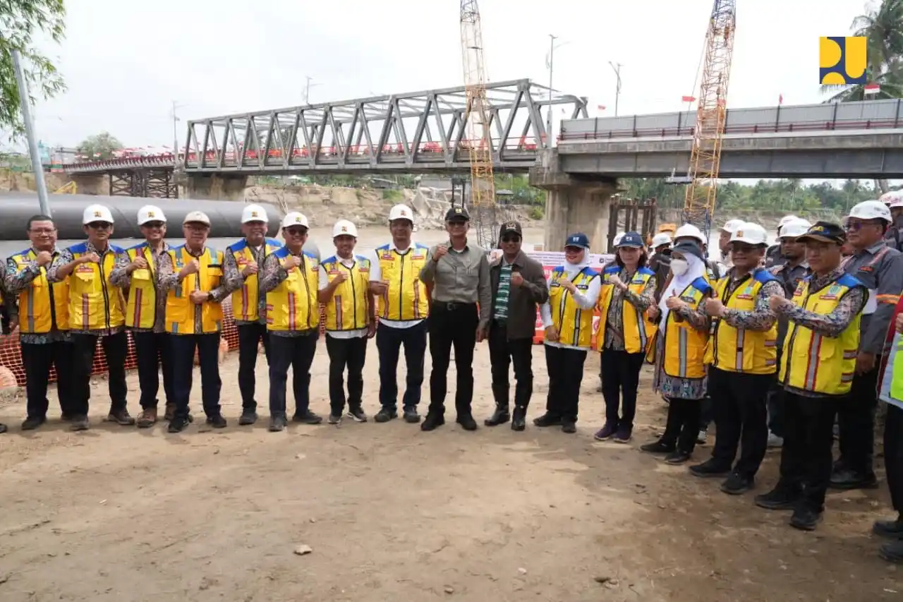 Menteri Pekerjaan Umum Dody Hanggodo meninjau Dody pemancangan pertama jembatan permanen Krueng Tingkeum, Rabu (21/1), di Kabupaten Bireuen, Aceh.
