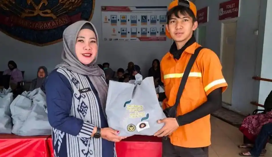 Pembagian bantuan sosial berupa sembako oleh Lapas Jambi kepada keluarga WBP dan warga sekitar sebagai bagian dari program akselerasi Menteri Imigrasi dan Pemasyarakatan (Foto: Dok/MI)