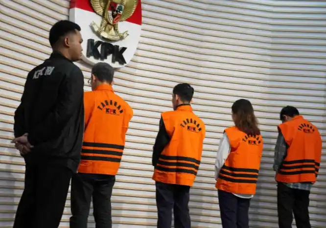 Komisi Pemberantasan Korupsi (KPK) kembali melakukan penahanan terhadap 4 (empat) orang tersangka dalam perkara dugaan tindak pidana korupsi pemerasan dan penerimaan gratifikasi terkait pengurusan Rencana Penggunaan Tenaga Kerja Asing (RPTKA) di Kementerian Ketenagakerjaan. Sebelumnya, KPK telah menetapkan 8 (delapan) orang tersangka, serta menahan 4 (empat) orang tersangka lainnya pada 17 Juli 2025 lalu.