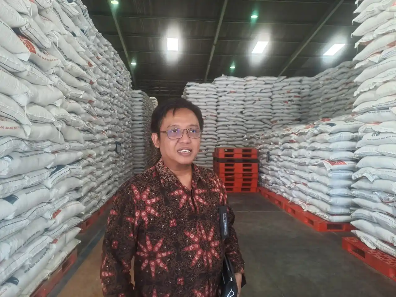 Pemimpin Perum BULOG Kanwil DKI Jakarta dan Banten, Bambang Prihatmoko. (Foto: Rizal)