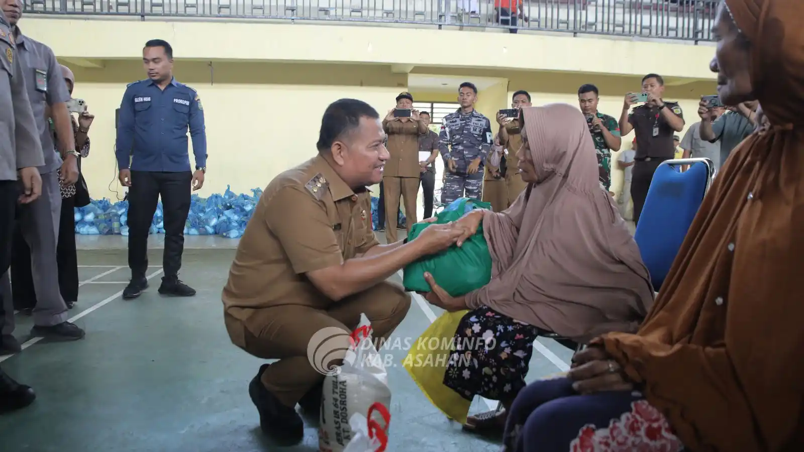 Pemerintah Kabupaten Asahan menyerahkan bantuan Beras kepada 1.000 orang kaum dhuafa yang berasal dari Kecamatan Kota Kisaran Barat dan Kecamatan Kota Kisaran Timur di Gedung Serbaguna Kisaran Selasa ( 18/3/2025).