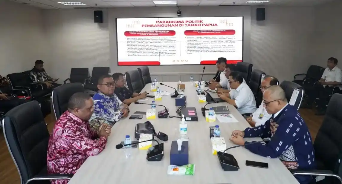 Direktur Jenderal Prasarana Strategis Kementerian Pekerjaan Umum (PU) Bisma Staniarto menerima kunjungan Bupati Manokwari Hermus Indou bersama Wakil Bupati Mugiyono di Kantor Direktorat Prasarana Strategis Kementerian PU, Jakarta, Kamis (7/8). (foto: dok PU)