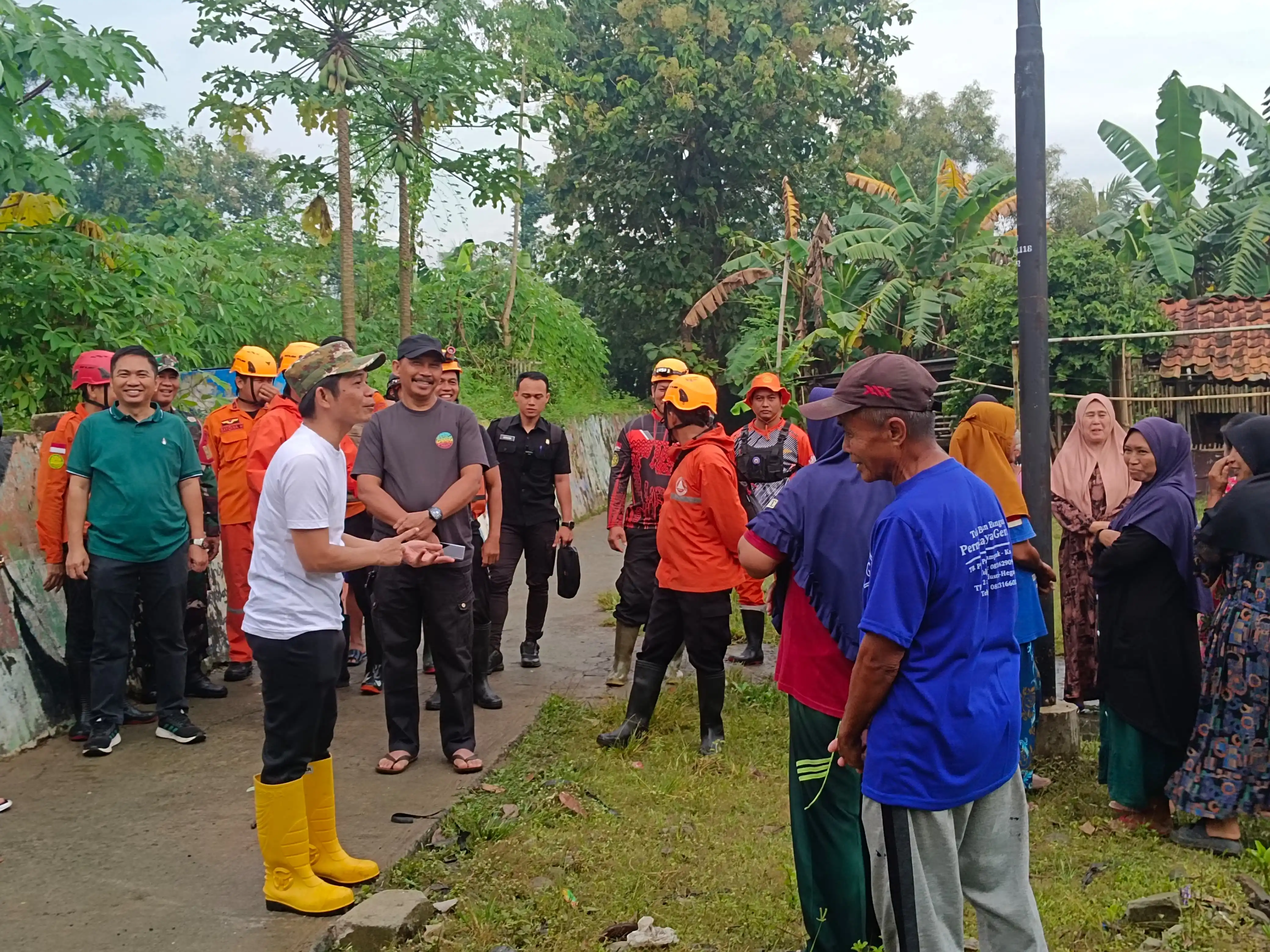 Bupati Purwakarta Saeful Bahri  Binjen saat memberikan arahan di lokasi banjir