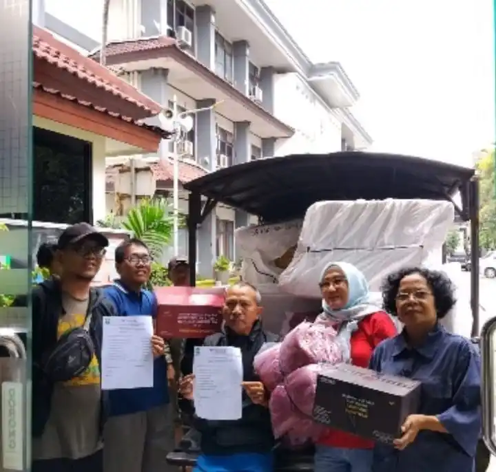 Pemerintah Kota Bekasi mulai mendistribusikan bantuan logistik secara masif ke puluhan kelurahan yang terdampak banjir akibat cuaca ekstrem dalam beberapa pekan terakhir.