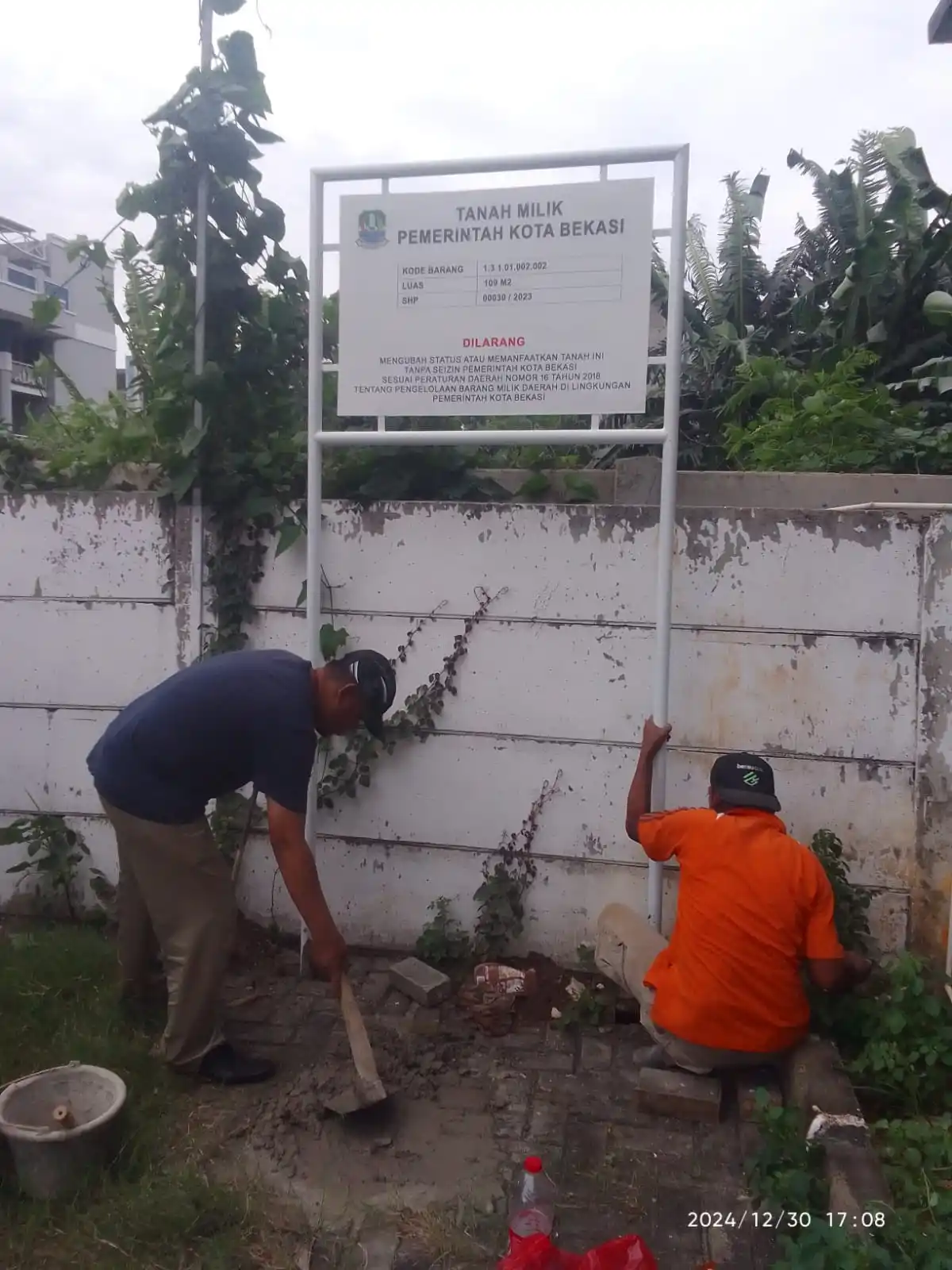 Pemkot Bekasi Sedang Memasang Plang Nama Kepemilikan Tanah Asset Daerahnya (Foto: Dok MI)