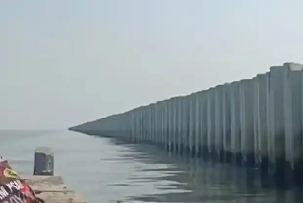 Tanggul beton di tengah pesisir perairan Cilincing, Jakarta Utara, kembali berdiri kokoh. Akibatnya, nelayan setempat kesulitan mencari ikan karena terhalang tembok beton tersebut. (Foto: Dok MI/Aan)