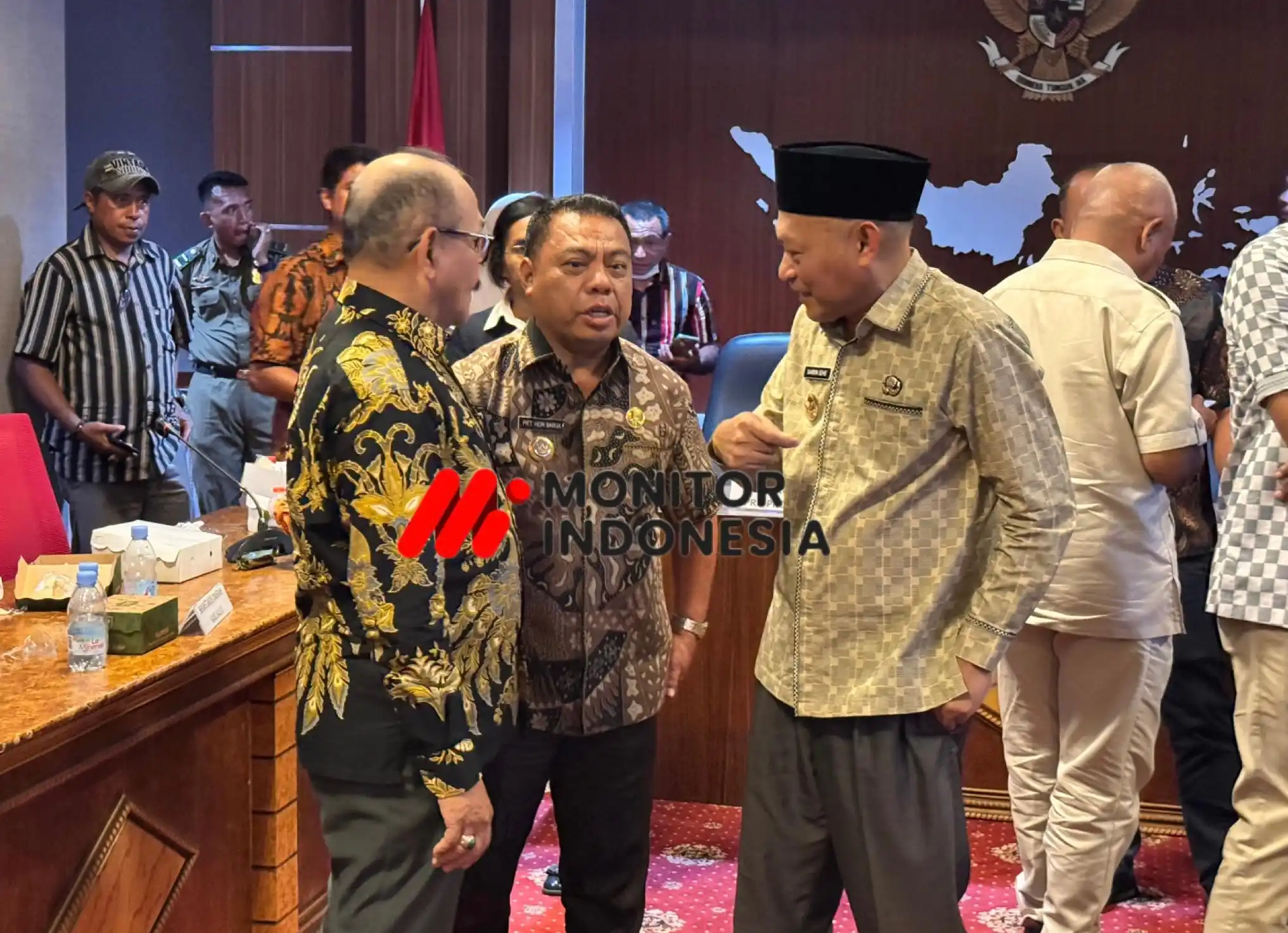 Wagub Sarbin Sehe, berdiskusi serius dengan Bupati Halut Piet Hein Babua, dan Direktur PT TUB, Yakobus Bulo, usai rapat mediasi terkait konflik tambang. (Foto: MI/Rais Dero)