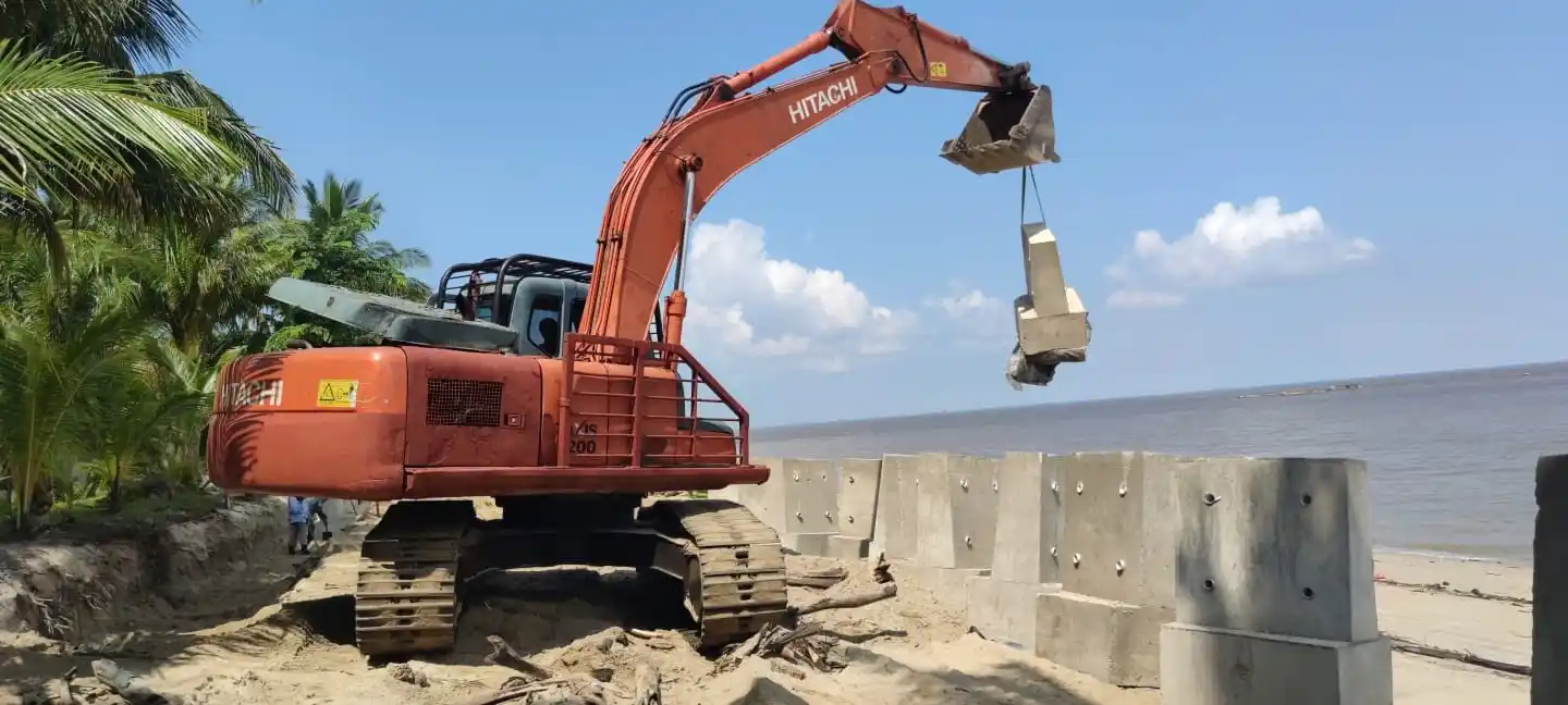 PT Timah Pasang Penahan Abrasi Sepanjang 150 Meter di Pantai Asmara Dewi Karimun [Foto: Doc. PT Timah]