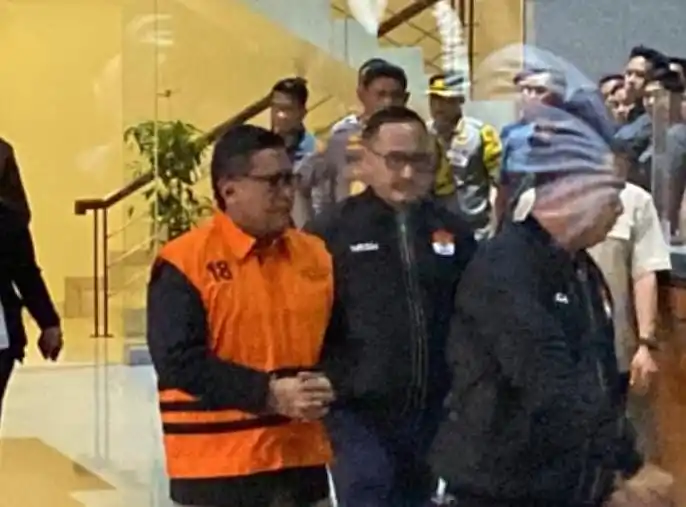 Hasto Kristiyanto mengenakan rompi tahanan KPK (Foto: Dok MI/Aswan)