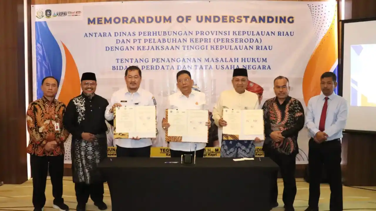 Penandatanganan MoU kerjasama oleh Dinas Perhubungan Provinsi Kepulauan Riau dan PT Pelabuhan Kepulauan Riau (Perseroda) dengan Kejaksaan Tinggi Kepulauan Riau (Foto: Ist)