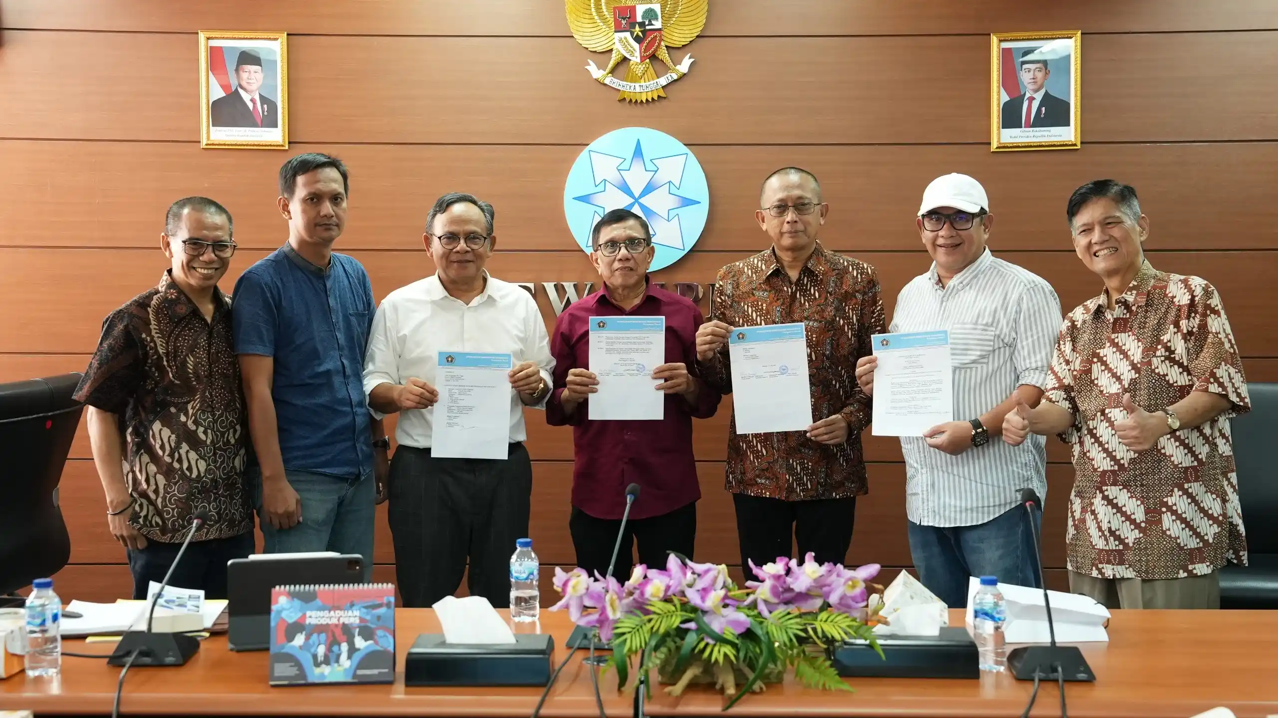 Penandatanganan surat keputusan (SK) berisi susunan Panitia Bersama Kongres Persatuan PWI