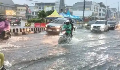 Pengendara sepeda motor dan roda empat terlihat melintasi jalanan banjir (Foto: Tangkap Layar)