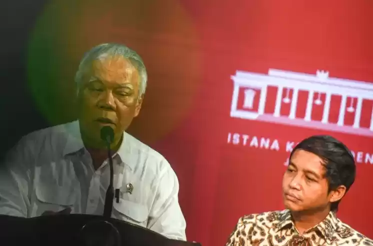 Menteri Pekerjaan Umum dan Perumahan Rakyat (PUPR) Basuki Hadimuljono (kiri) bersama Wamen ATR/Waka BPN Raja Juli Antoni (kanan) memberikan keterangan kepada media.