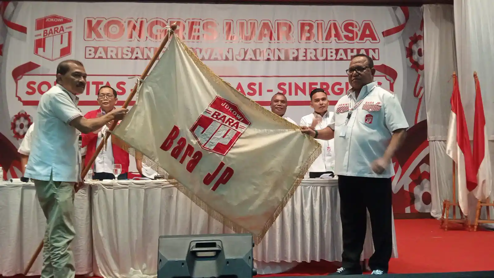 Ketua Umum BaraJP 2013-2019 Sihol Manullang (kiri), menyerahkan bendera BaraJP kepada Frans Ansanay (kanan), yang terpilih menjadi ketua umum 2025-2030 dalam Kongres Luar Biasa (KLB) di Jakarta Kamis (19/6/2025). [Foto: Ist]