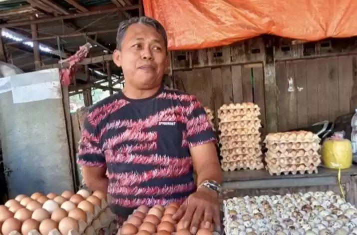 Salah seorang penjual telur di Pasar tradisional. (Foto: Antara)