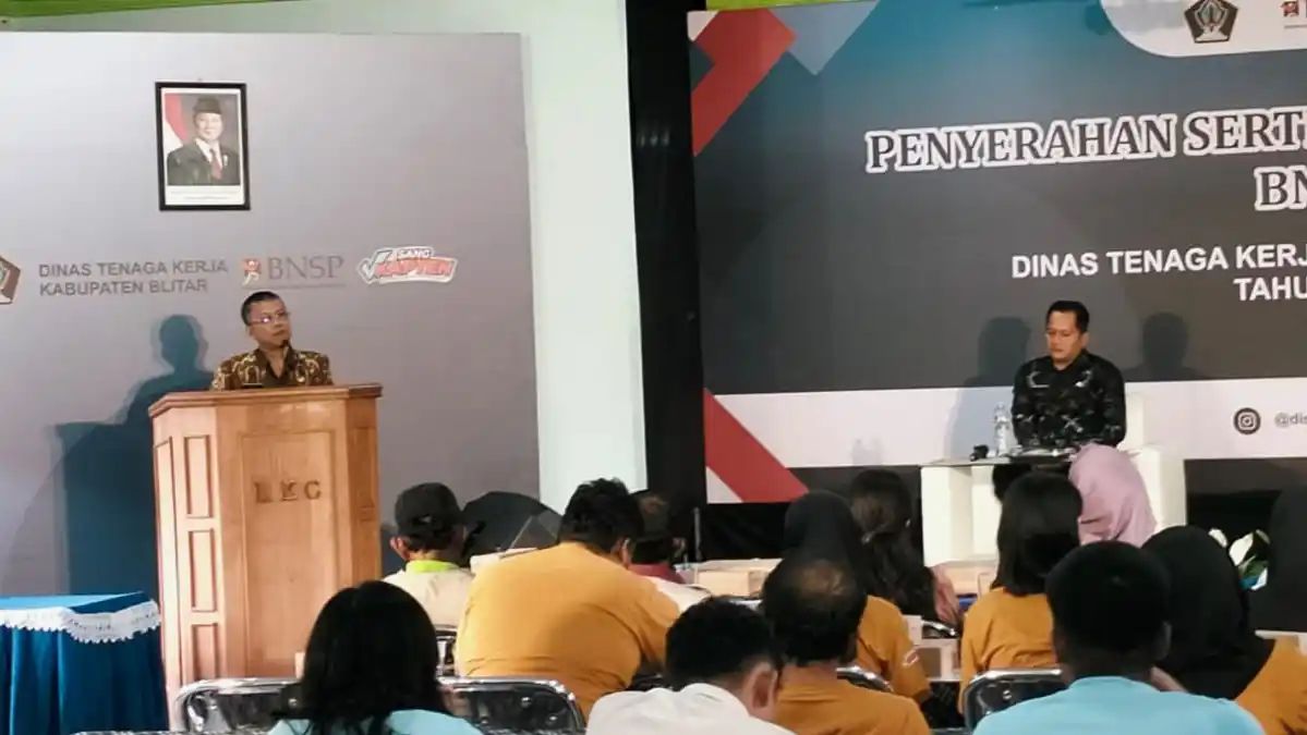 Penyerahan sertifikat BNSP secara simbolis kepada peserta pelatihan oleh Kepala Disnakertrans (Foto: Dok/JK-MI)