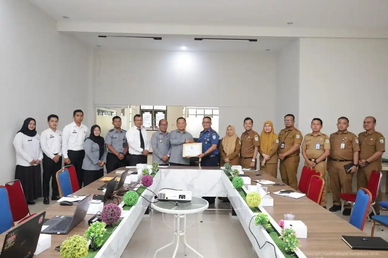 Penyerahanan dokumen hasil harmonisasi Ranperda BPBD diserahkan untuk ditindaklanjuti dalam proses legislasi daerah.