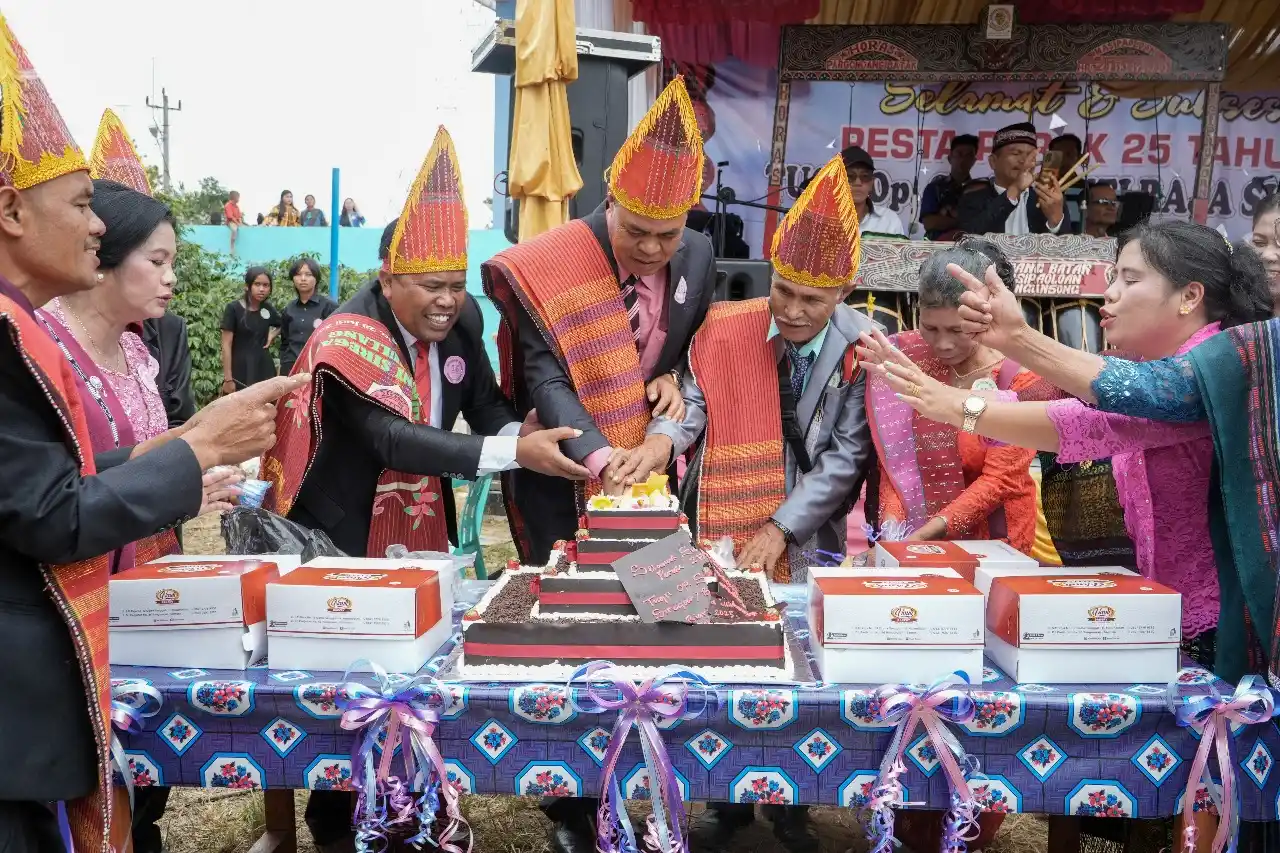 Ketua Panitia, Edward Siregar melakukan pemotongan kue Pesta Perak 25 Tahun Tugu Op. Gr. Sinanti Raja (Foto: Dok MI)