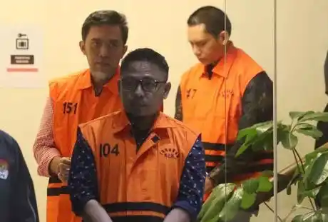 Tiga tersangka baru korupsi RSUD Kolaka Timut. Yakni ASN di Badan Pendapatan Daerah (Bapenda) Provinsi Sulawesi Tenggara, Yasin (YSN); ASN di Kementerian Kesehatan, Hendrik Permana (HP); dan Direktur Utama PT Griksa Cipta, Aswin Griksa (AG) (Foto: Dok MI)