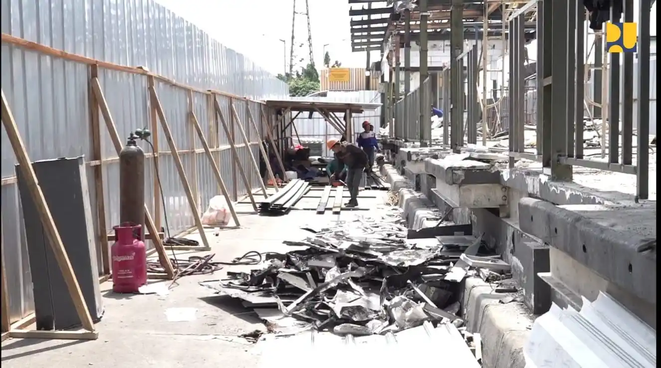 Para pekerja sedang memperbaiki fasilitas umum yang rusak akibat demo. (foto:dok.MI/PU)