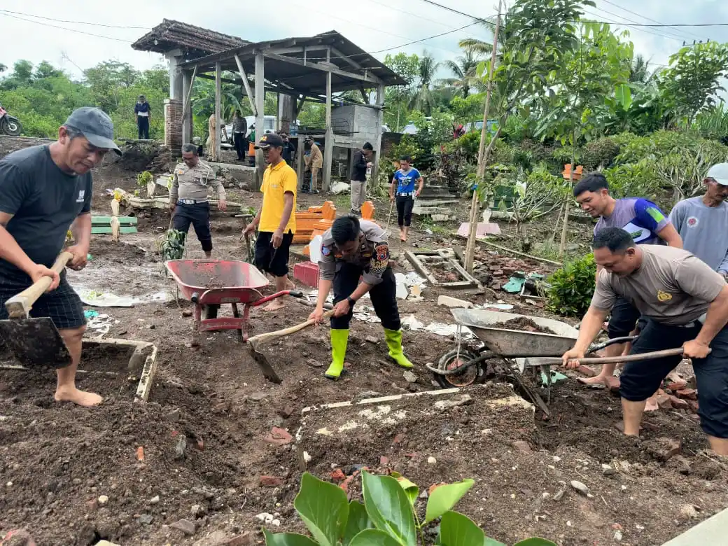 Anggota Satlantas Polres Blitar bersama warga membersihkan puing-puing serta memperbaiki makam yang rusak (Foto: Dok/Hms)