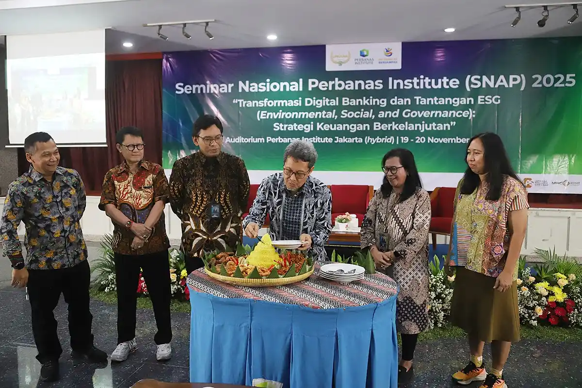 Rektor Perbanas Institute, Prof Hermanto Siregar memotong tumpeng sebagai tanda rasa syukur atas raihan Akreditasi Unggul dari BAN PT. (ist)