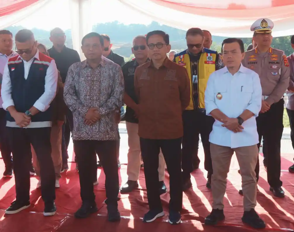 Executive Vice President Divisi Operasi dan Pemeliharaan Jalan Tol PT Hutama Karya, Dwi Aryono Bayuaji (dua dari kiri) dan Gubernur Jambi, H Al Haris (kanan) pada peresmian Jalan Tol Trans Sumatera Seksi 3 Tempino – Simpang Ness, Kabupaten Muarojambi, Provinsi Jambi, Minggu (14/9/2025). (Foto : Ist).