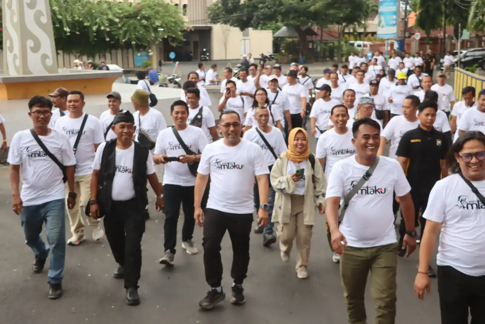 apolres Probolinggo Kota, AKBP Oki Ahadian P bersama Jurnalis Probolinggo memperingati Hari Pers Nasional tahun 2025 dengan mengadakan acara bagi bagi nasi kotak dan  jalan santai bertajuk “Wartawan Mlaku, Cak Oki Bareng Jogo Probolinggo”.