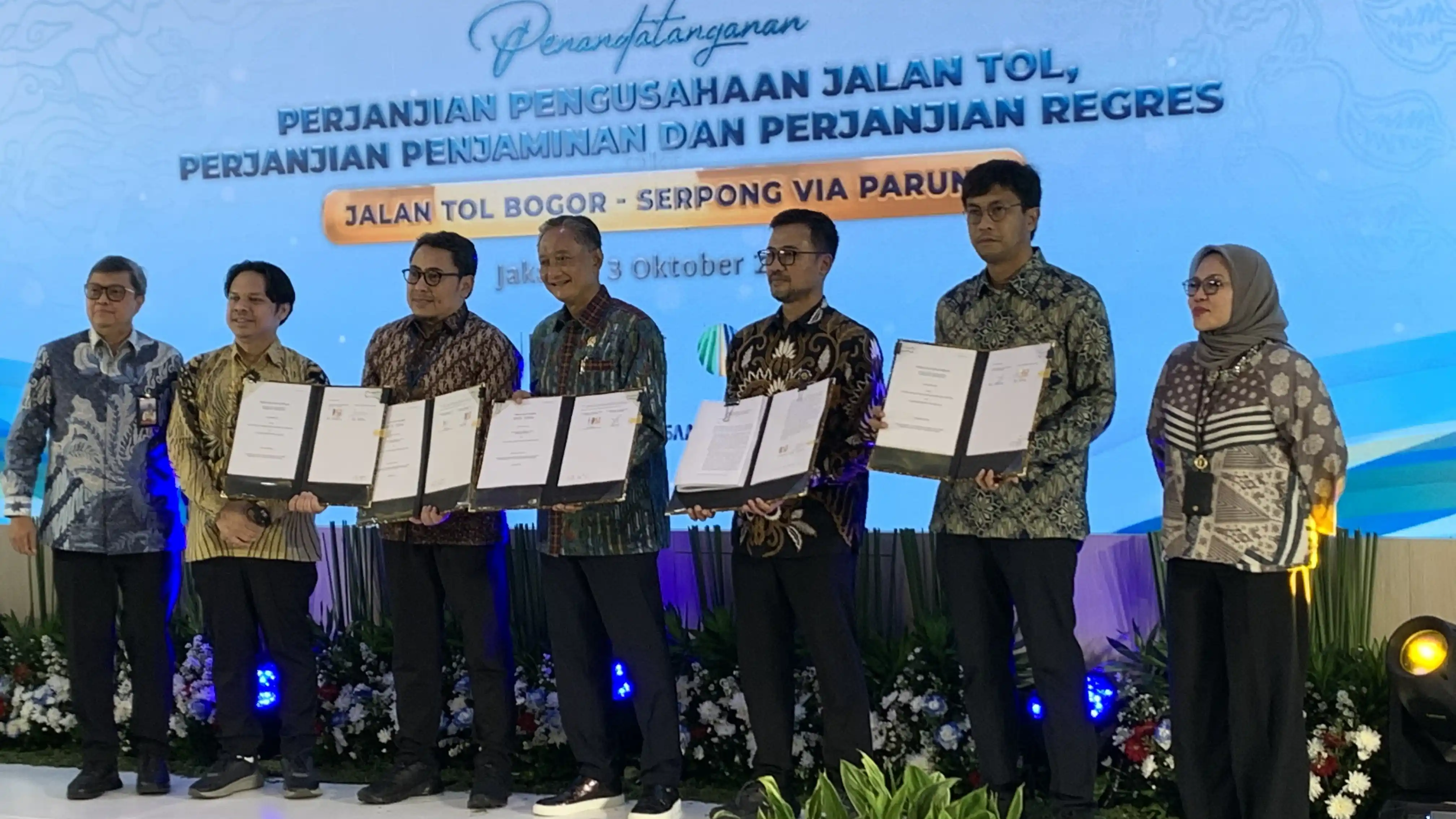 Kementerian Pekerjaan Umum (PU) bersama Badan Usaha Jalan Tol (BUJT) PT Bogor Serpong Infra Selaras (BSIS) dan PT Penjamin Infrastruktur Indonesia (PII) secara resmi menandatangani Perjanjian Pengusahaan Jalan Tol (PPJT), Perjanjian Penjaminan, dan Perjanjian Regres untuk Jalan Tol Bogor–Serpong via Parung, Jumat (3/10). (Foto: Zul Sikumbang)