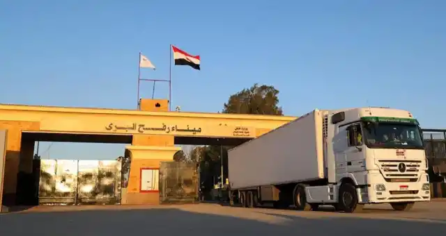 Sebuah truk kembali ke Mesir dari Jalur Gaza melalui penyeberangan Rafah, Palestina (Foto: Antara)