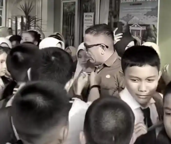 Kepsek SMPN 1 Prabumulih Dicopot usai Tegur Anak Wali Kota (Foto: Tangkapan Layar)