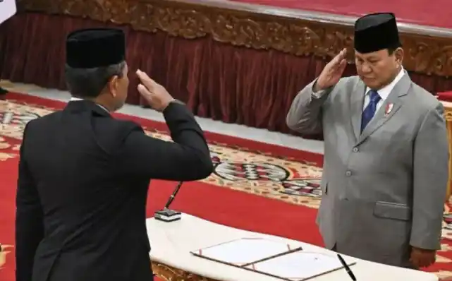 Presiden Prabowo Subianto (kanan) membalas penghormatan Wakil Menteri Pertahanan Donny Ermawan sebelum penandatangan bertia acara pelantikan Donny sebagai Sekretaris Dewan Pertahanan Nasional (DPN) di Istana Negara, Senin (20/12/2024). [Foto: ANTARA]