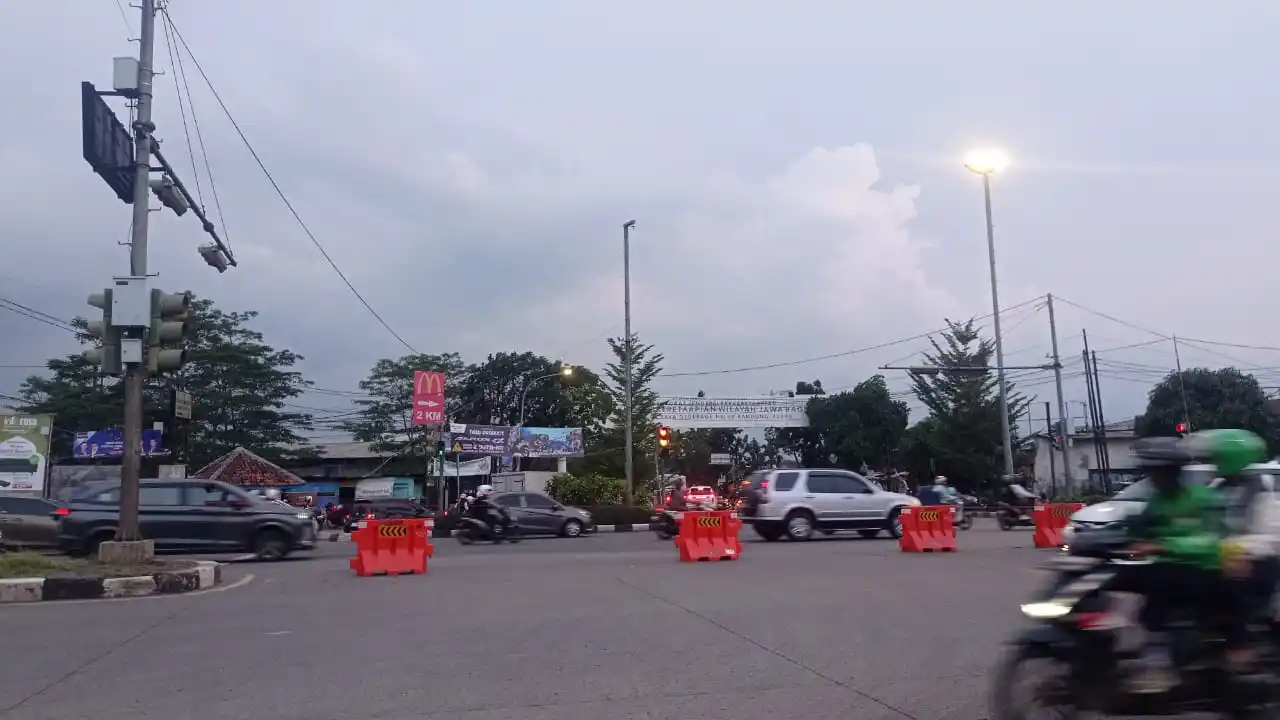 Kondisi kepadatan arus lalu lintas di kawasan Gedebage, Kota Bandung, Jawa Barat pada Sabtu (22/2/2025) sore. (Foto: Dok MI/Sugiyanto)