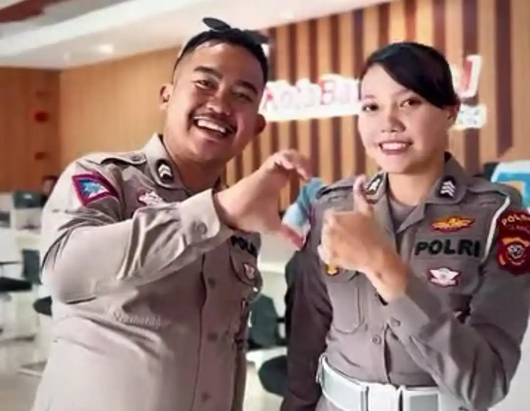 Brigadir Kiki dan Briptu Rama, personel Ditlantas Polda Jabar saat mengajak masyarakat untuk taat membayar pajak kendaraan bermotor di kantor Samsat Pajajaran, Kota Bandung. (Foto: Tangkapan layar)