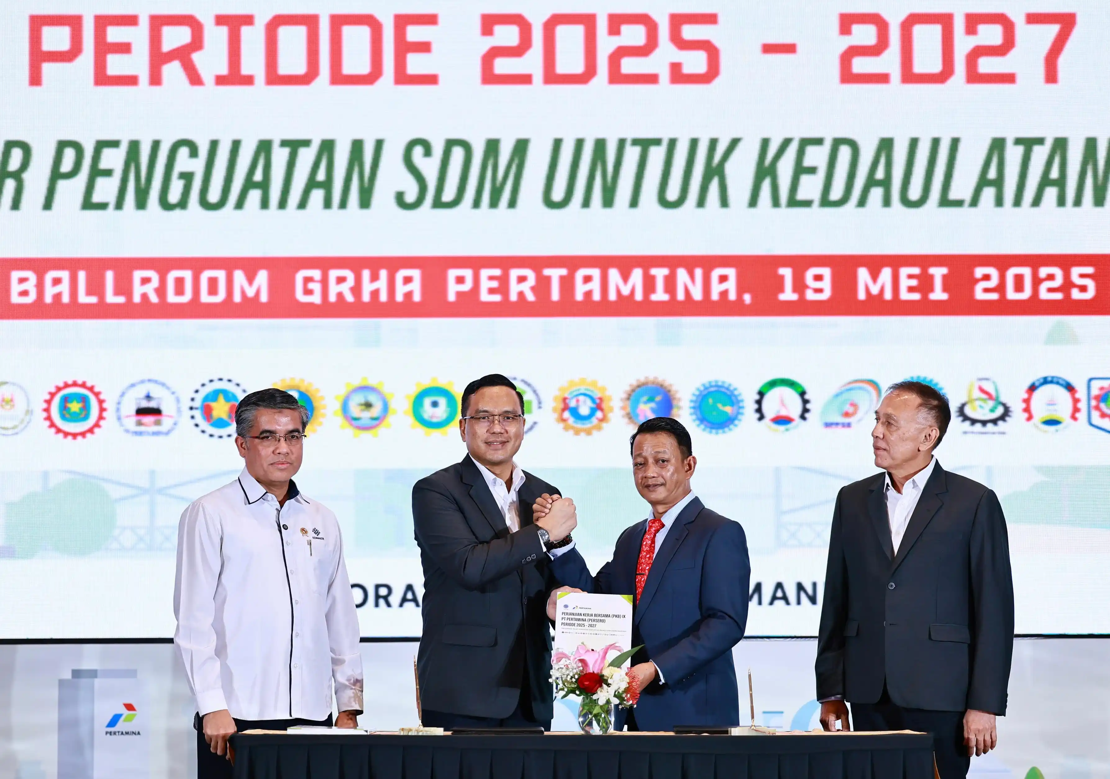 Direktur Utama PT Pertamina (Persero) Simon Aloysius Mantiri bersama Presiden Federasi Serikat Pekerja Pertamina Bersatu (FSPBB) PT Pertamina (Persero), Arie Gumilar melakukan penandatangan Perjanjian Kerja Bersama (PKB) IX periode 2025 - 2025 yang disaksikan oleh Menteri Ketenagakerjaan, Yassierli dan Komisaris Utama PT Pertamina (Persero), Mochamad Iriawan yang diselenggarakan di Ballroom Grha Pertamina, Jakarta, Senin, (19/05/2025). [Foto: Doc. Pertamina]