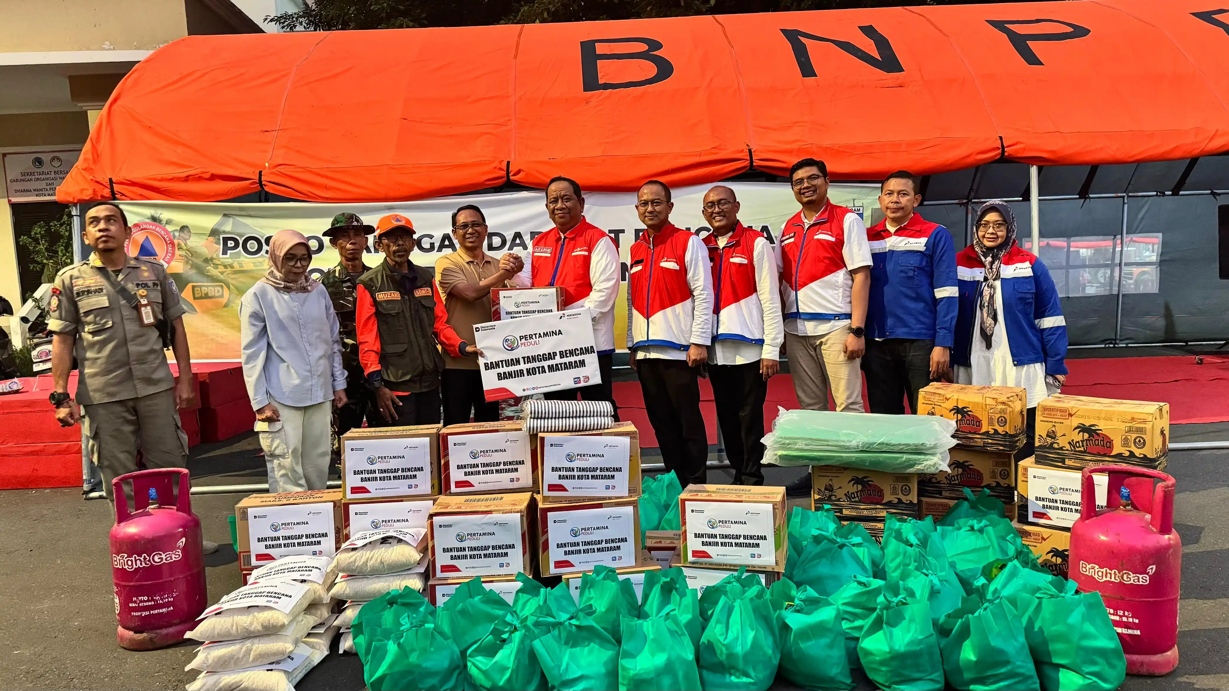 Pertamina Peduli Salurkan Bantuan untuk Korban Banjir di Mataram [Foto: Doc. Pertamina]