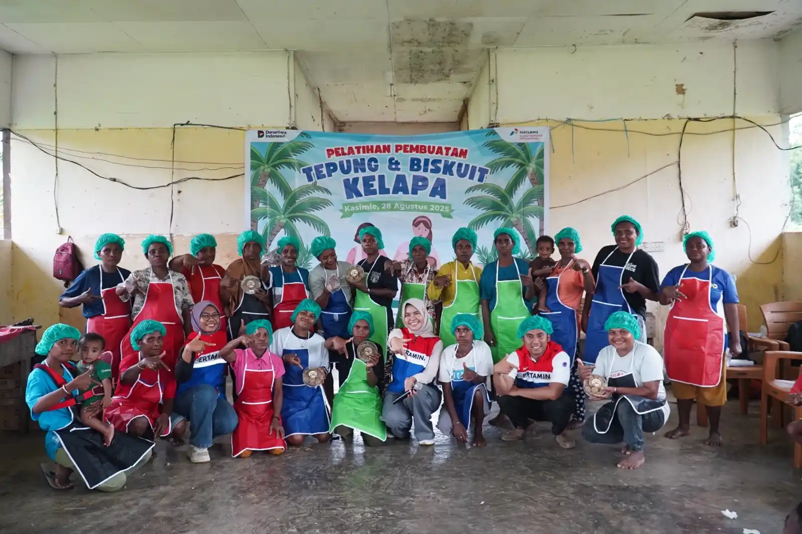 PT Kilang Pertamina Internasional (KPI) Unit Kasim mendukung pemberdayaan masyarakat dalam Pelatihan Pembuatan Tepung & Biskuit Kelapa di Balai Pertemuan Kalifiti, Kasimle, Kamis, (28/8/2025). [Foto: Doc. Pertamina]