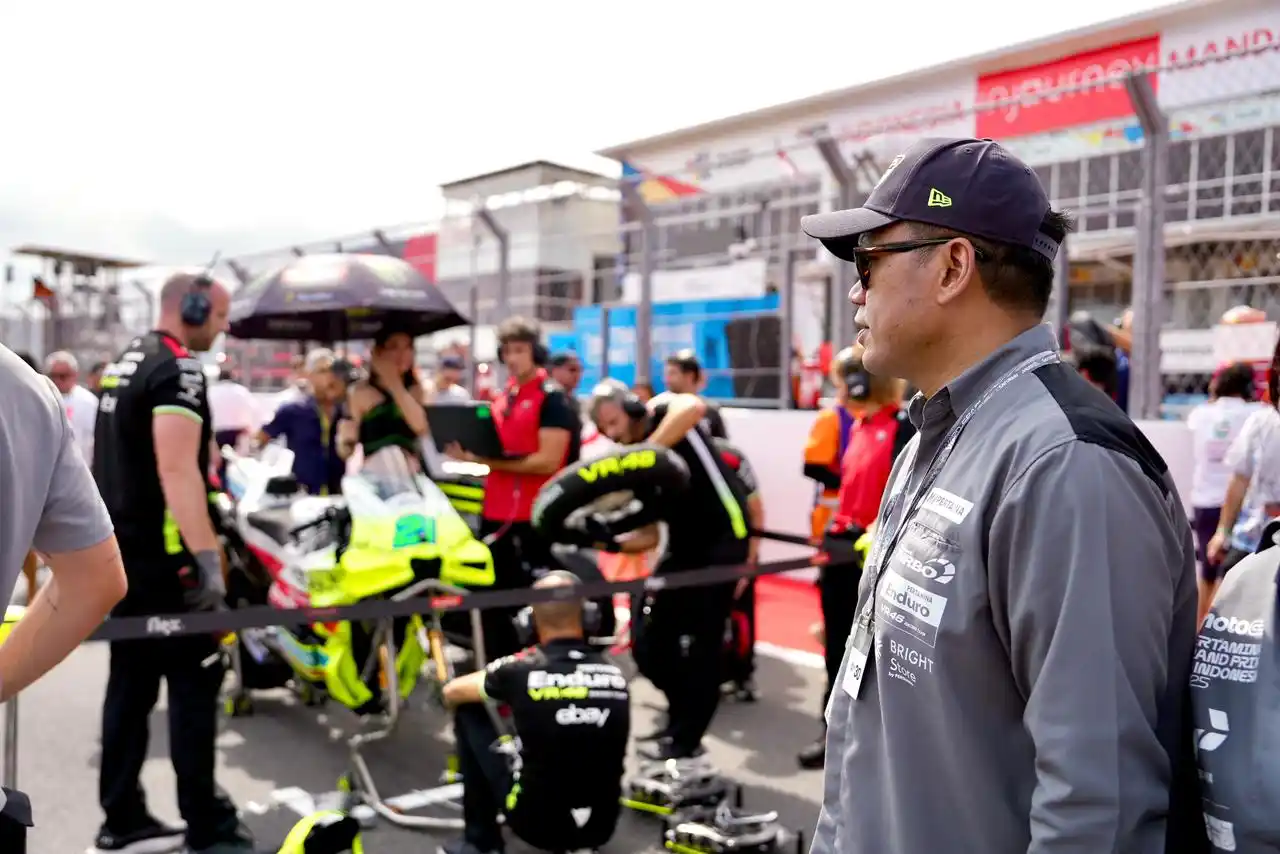 Dirut Pertamina Tinjau Paddock VR46 Racing Team di Ajang Pertamina Grand Prix of Indonesia 2025 [Foto: Doc. Pertamina]