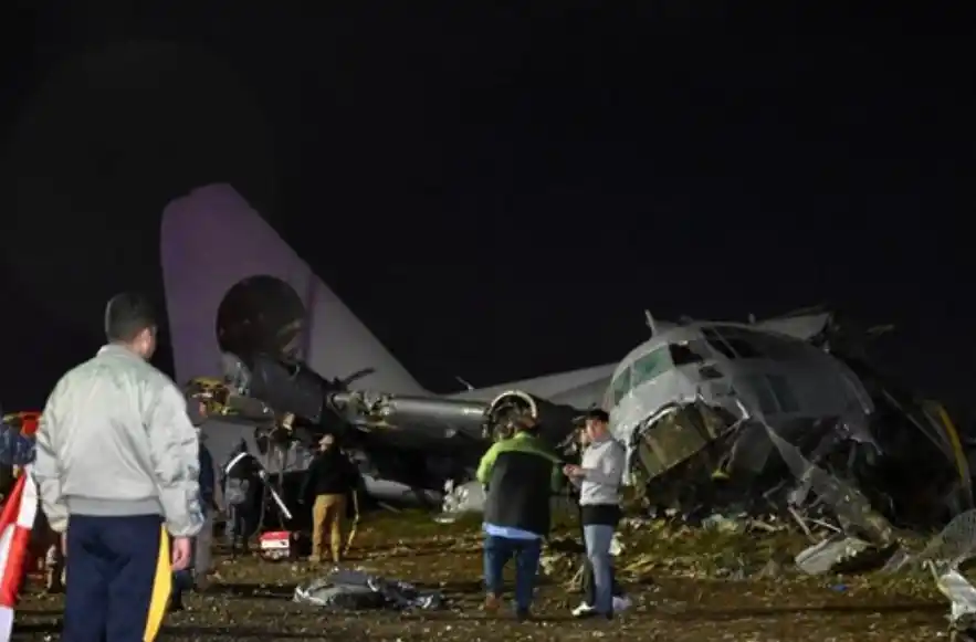 Pesawat kargo militer Bolivia mengangkut uang kertas jatuh di dekat Ibu Kota La Paz (Foto: Repro)