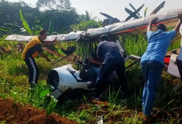 Pesawat Latih milik Federasi Aerosport Seluruh Indonesia (FASI) Jatuh di Bogor (Foto: Dok BNPB)