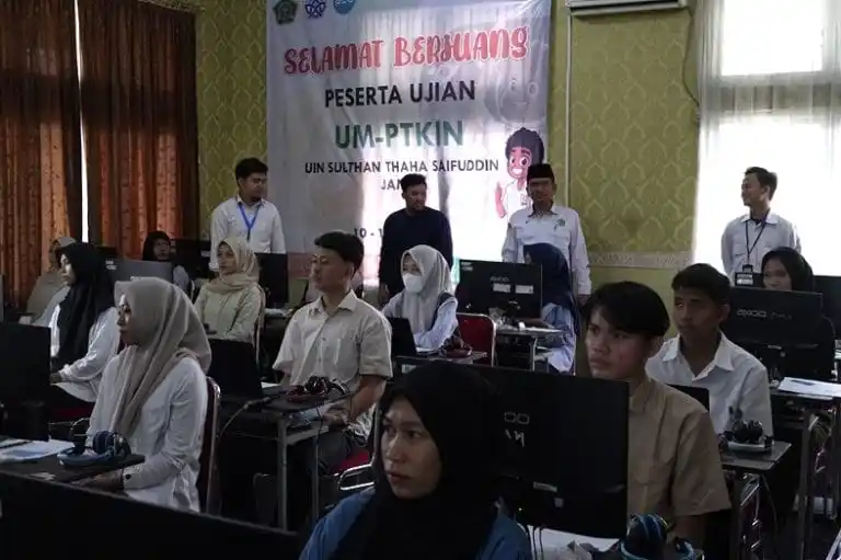 Peserta UM-PTKIN 2025 mengikuti ujian berbasis komputer di laboratorium UIN STS Jambi dengan pengawasan ketat dari panitia (Foto: Dok/MI)